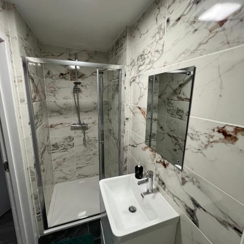 Shower, Bree and Geesi in Nechells