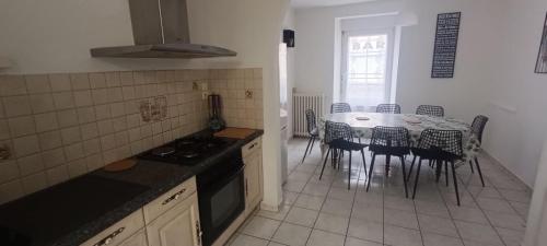 Konyha, Maël-Carhaix location Maison 4 chambres (Mael-Carhaix location Maison 4 chambres) in Maël-Carhaix