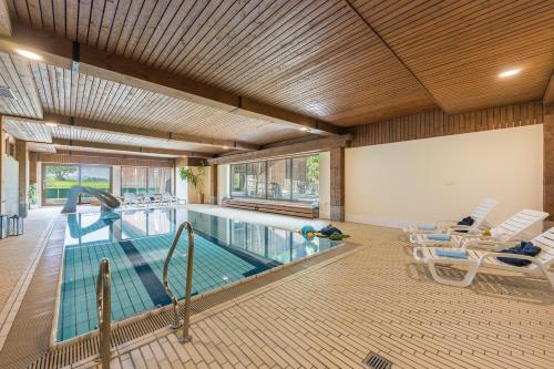 สระว่ายน้ำ, Familienhotel Lowen in เนสเซลวัง