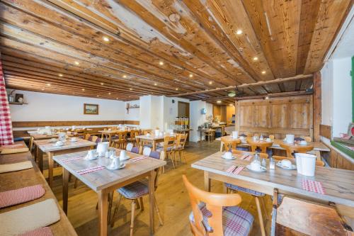 餐廳, Familienhotel Löwen (Familienhotel Lowen) in 內塞爾旺
