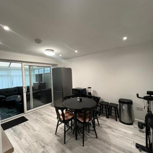Kitchen, Bree and Geesi in Nechells