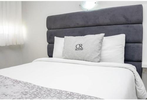 Deluxe Queen Room image 8