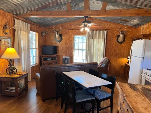 Hickory Ridge Hideaway Cabin - Romantic, Peaceful