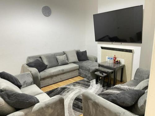 Hometel Large Luxurious Comfy Home Can Sleep 16 - Apartment - Thornton Heath