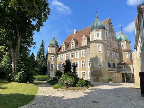 Schloss Hürbel Storchennest-Appartement - Luxury Apartment THE Stork Nest