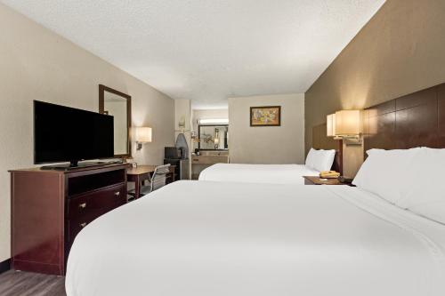 Econo Lodge - image 9