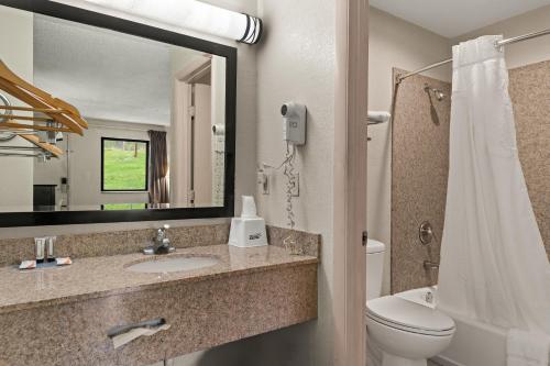 Econo Lodge - image 2