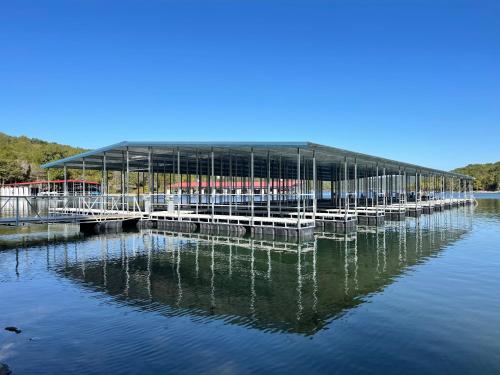 NEW! Luxury Lakefront Lodge 1- FREE Pool/Hot Tub Pickleball Mini Golf and More! - image 14