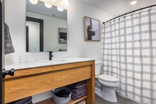 NEW! Luxury Lakefront Lodge 1- FREE Pool/Hot Tub Pickleball Mini Golf and More! - image 8