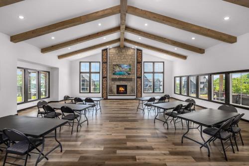 Luxury Lakefront Private Lodge • Lake Access, Pickleball, Mini Golf and More! in Кімберлінг Сіті