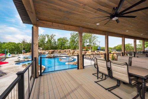 NEW! Luxury Lakefront Lodge 1- FREE Pool/Hot Tub Pickleball Mini Golf and More! - image 13