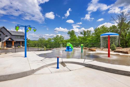 Luxury Lakefront Private Lodge • Lake Access, Pickleball, Mini Golf and More! in Кімберлінг Сіті