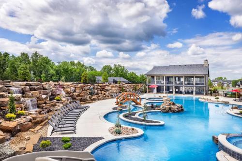 NEW! Luxury Lakefront Lodge 1- FREE Pool/Hot Tub Pickleball Mini Golf and More! - image 7