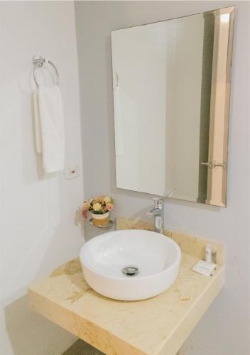 Deluxe Queen Room image 9