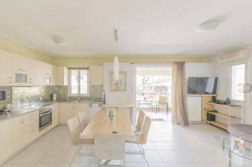 Kesariani's Family Luxury 2 bedrooms near center 50m busstop,300m busstop Acropolis, Athens