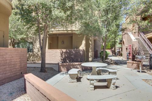 Central Tucson Condo with Community Pool and Hot Tub! near สวนฟันทาสติก แฟมิลี ฟัน