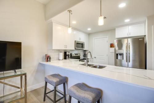 Central Tucson Condo with Community Pool and Hot Tub! near สวนฟันทาสติก แฟมิลี ฟัน