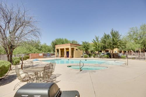 Central Tucson Condo with Community Pool and Hot Tub! near สวนฟันทาสติก แฟมิลี ฟัน