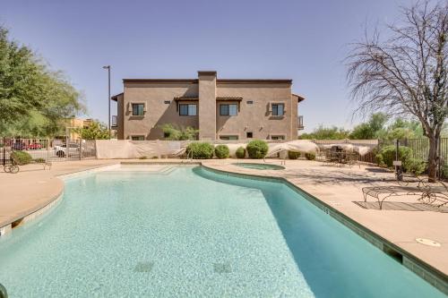 Central Tucson Condo with Community Pool and Hot Tub! near สวนฟันทาสติก แฟมิลี ฟัน