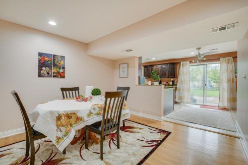 Fenced Backyard Family Getaway in Des Plaines! in Des Plaines, USA
