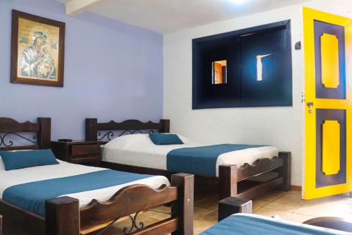 1 double bed, 2 twin beds