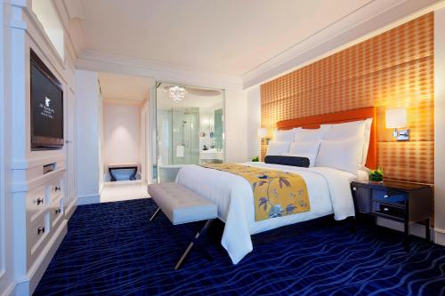 One-Bedroom Suite with City View and Executive Lounge Access image 1