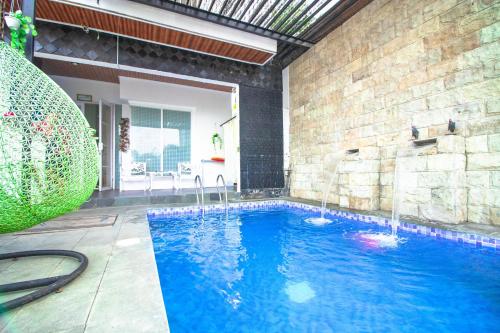 Villa Biru with Private Pool & Balcony