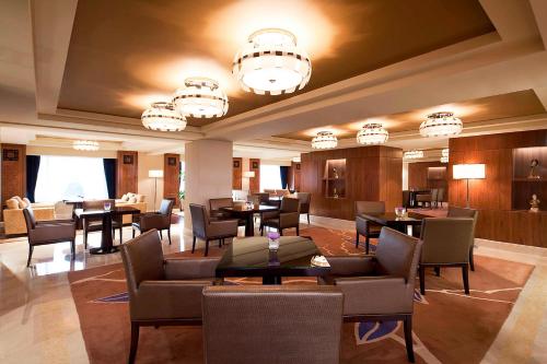 Club King Room with City View image 9