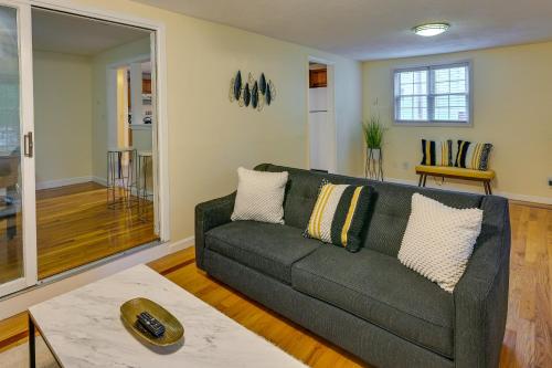 Boston Duplex with Foosball Table 11 Mi to Downtown in Boston, USA