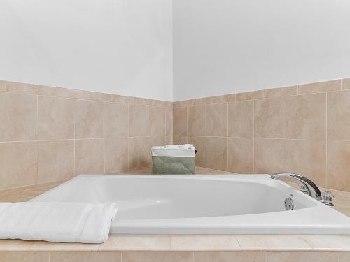 Moroccan Lakefront Retreat- 8 min to PNK Stadium in Fort Lauderdale, USA