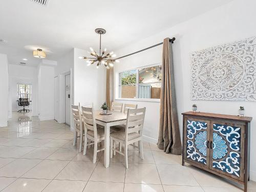 Moroccan Lakefront Retreat- 8 min to PNK Stadium in Fort Lauderdale, USA