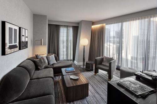 Corner King Suite with City View
