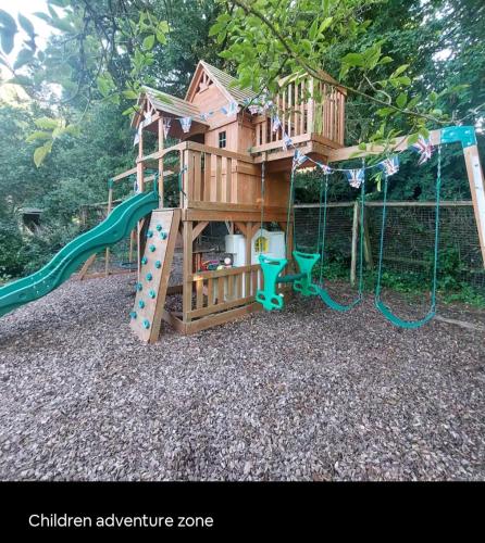 兒童遊樂場, CABIN in hosts huge garden CHILD FRIENDLY with Hens Kittens firepit Marshmallows in 查靈