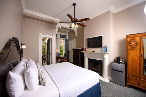 1 King Bed with Balcony