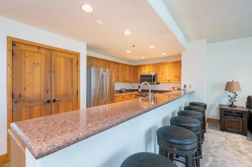 Bear Creek Lodge 303AB by Alpine Lodging Telluride thumb 3