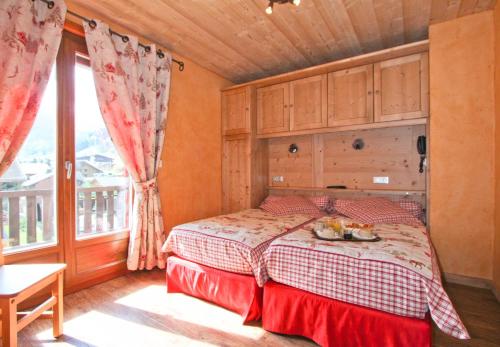 2 twin beds, 2 bunk beds, 2 sofa beds
