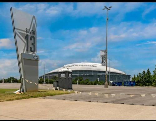 Steps Away from AT&T Stadium! Luxurious King Bed! in Arlington, USA
