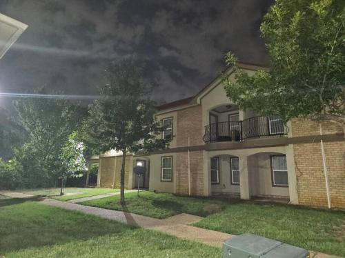 Steps Away from AT&T Stadium! Luxurious King Bed! in Arlington, USA