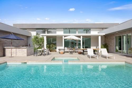 Polo Villa 10 by AvantStay Backyard Oasis w Putting Green 260-320 6 Bedrooms