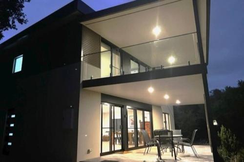Spacious modern Gem Cozy Haven Lake & Beach oasis. in Loch Sport