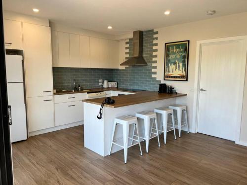 Spacious modern Gem Cozy Haven Lake & Beach oasis. in Loch Sport