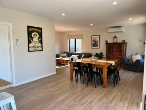 Spacious modern Gem Cozy Haven Lake & Beach oasis. in Loch Sport