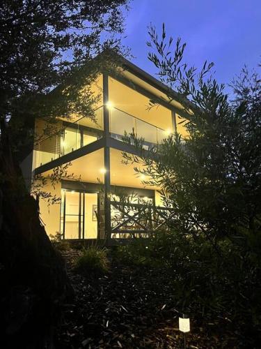 Spacious modern Gem Cozy Haven Lake & Beach oasis. in Loch Sport