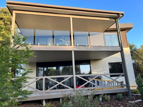 Spacious modern Gem Cozy Haven Lake & Beach oasis. in Loch Sport