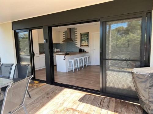 Spacious modern Gem Cozy Haven Lake & Beach oasis. in Loch Sport
