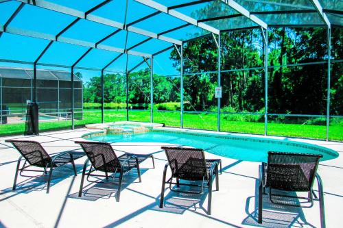 Modern 5 Bed4.5 Bath PoolSpa Villa in Watersong