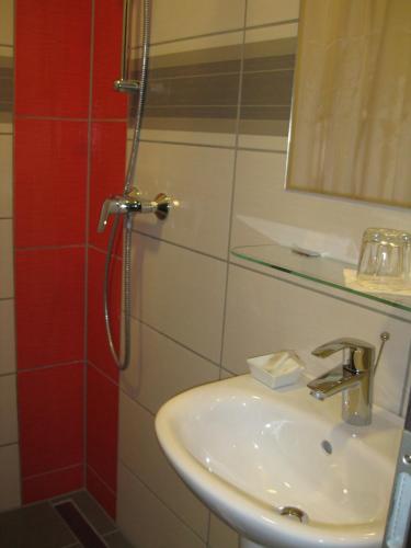 Bathroom, Hotel Uno in Kecskemet