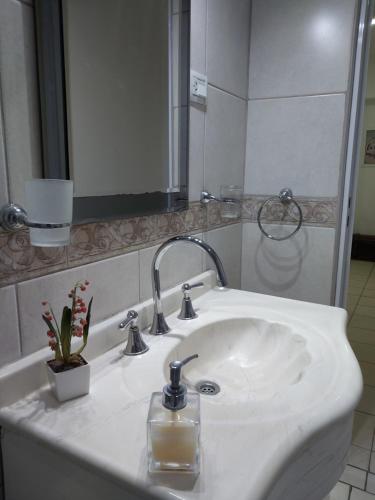 Bathroom, Patagonia Relax- Depto zona centrica y de servicios de salud in Comodoro Rivadavia