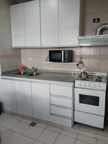 Kitchen, Patagonia Relax- Depto zona centrica y de servicios de salud in Comodoro Rivadavia