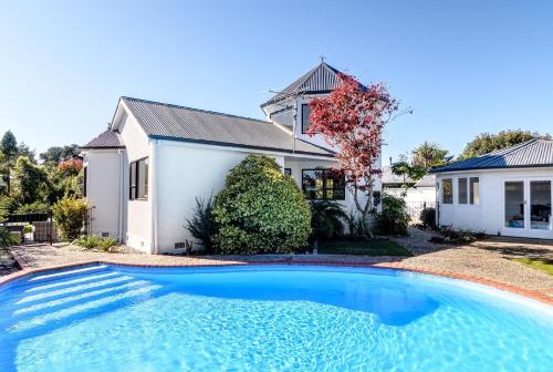 Pool House - One Bedroom Self Contained Unit